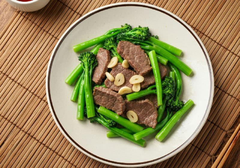 Stir-fried Beef Flank with Gai Lan and Garlic